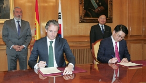 Íñigo de la Serna y Kang Ho In