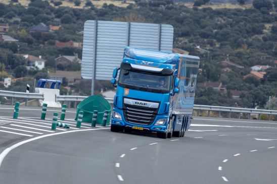 Camión circulando por autopista