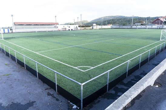 Campo de fútbol hecho con neumáticos