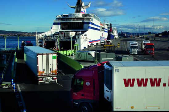 Subida de camiones al ferry con destino Reino Unido