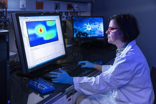 Mujer investigadora en Repsol