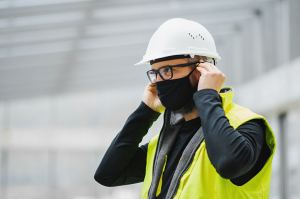 Trabajador colocándose una mascarilla