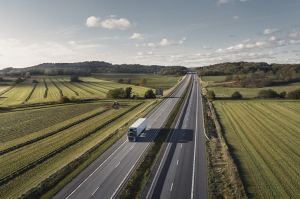 Camión circulando por autopista