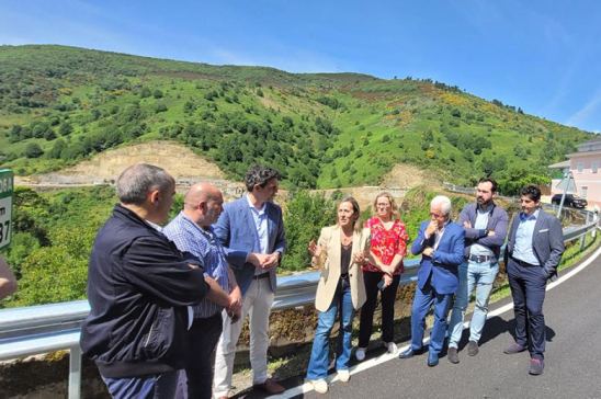 La consejera gallega, visitando las obras del viaducto de la A-6