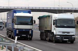 Camiones circulando por carretera