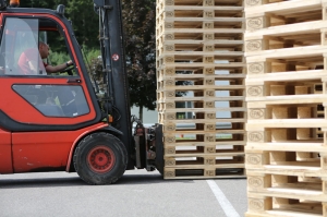 Palés de madera almacenados y manipulados