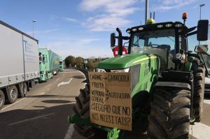 Tractor participando en corte de carreteras