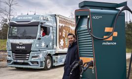 El camión navideño de MAN entrega las dos primeras estaciones de carga en el FC Bayern de Munich