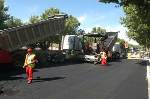 Personal de mantenimiento trabajando en carreteras