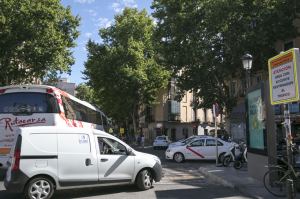 Furgoneta circulando por el centro de Madrid