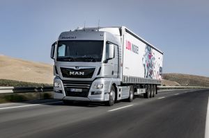 Camión circulando por carretera española