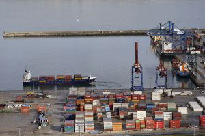 Terminal de contenedores en el puerto de Bilbao