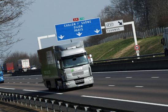 Camión circulando por autopista francesa