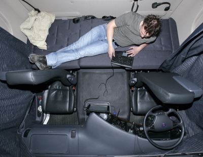 Conductor descansando en la cabina de su camión