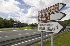 Camión a su paso por carretera navarra