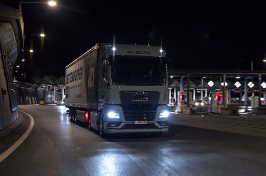 Conducción nocturna de un MAN eTruck