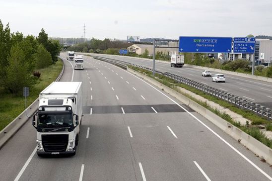 Camión circulando por carretera catalana