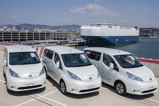 Modelos de furgonetas Nissan en el puerto de Barcelona