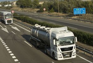 Camión circulando por la AP-7 en Tarragona