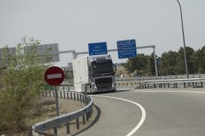 Camión circulando por autopista