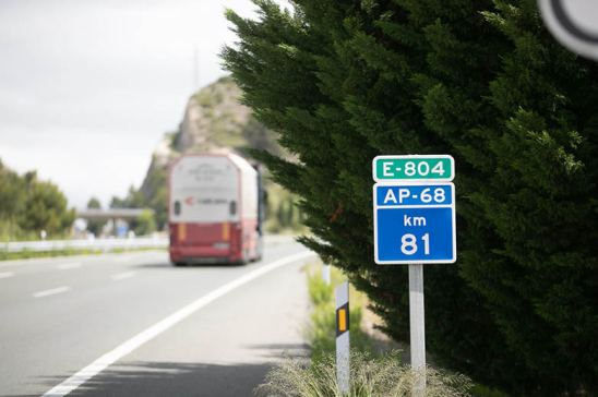 Camión en autopista AP-68