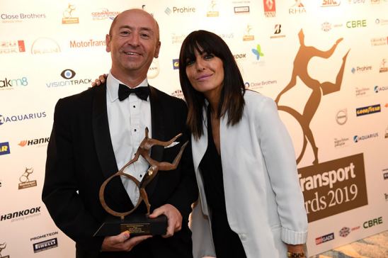 Robin Easton, director de DAF Trucks UK, en la ceremonia del Camion de Flota del Año con Claudia Winkleman, anfitriona de los MT Awards