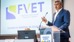 El precio del diésel y las nuevas medidas fiscales asfixian a los transportistas valencianos, según FVET